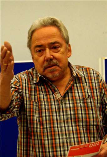 Detlef Heuser erklärt lebendig, wie es zu der Ausstellung gekommen ist. MIH