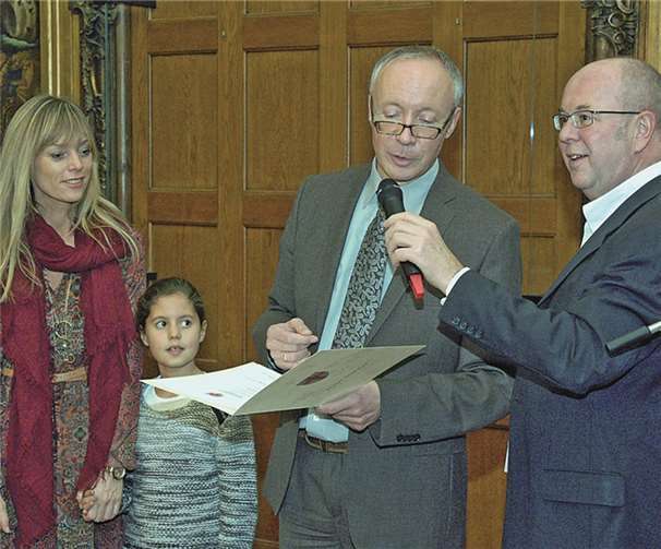 Detlef Knopp und Thomas Preusser (r.) bei der Preisverleihung an die Grundschule Asterstein.
