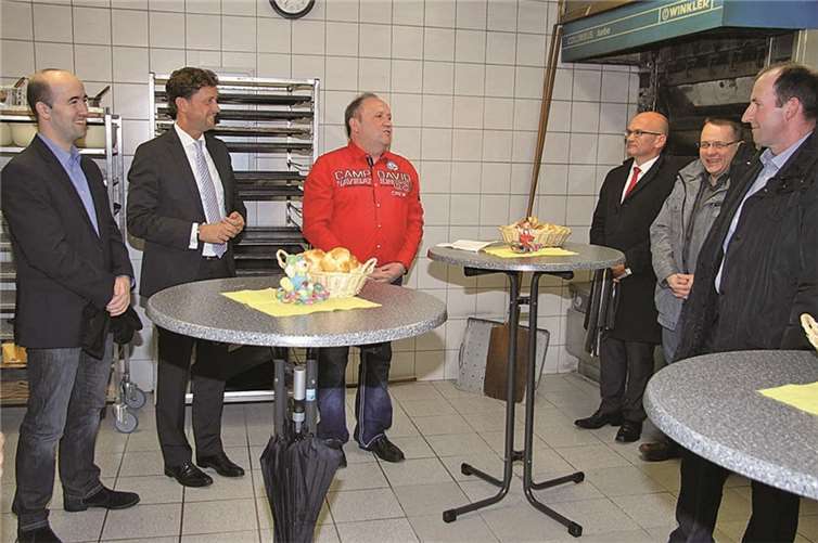 Detlef Odenkirchen (2.v.li.) besichtigt mit dem CDU Gemeindeverband die Bäckerei Genn. Rolf Genn (3.v.li.). privat