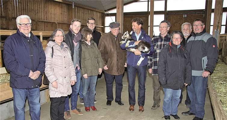 Detlef Odenkirchen (5.v.r.) zu Besuch beim Rechhof in Schalkenbach. Seniorchef Hans Kupka (4.v.r.) führte den Bürgermeisterkandidaten und Mitglieder der CDU Brohltal durch das Anwesen und die Stallungen. privat