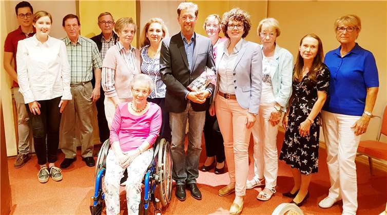 Detlef Odenkirchen in der (Mitte) und die FU-Vorsitzende Heike Krämer-Resch (4. v. r.) freuten sich gemeinsam mit den Gästen über den gelungenen informativen Abend. privat