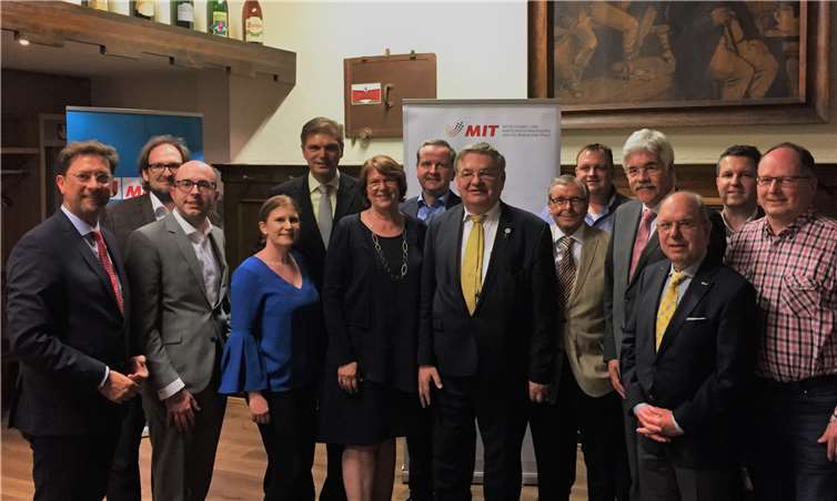 Detlef Odenkirchen (links außen) Vorsitzender Hans-Peter Mertens (Mitte), Elmar Lersch (4. von rechts) und Werner Jung (1. von rechts) aus dem Landkreis Ahrweiler beim Gruppenbild in der Koblenzer Brauerei mit dem gesamten und neugewählten Vorstand. Privat