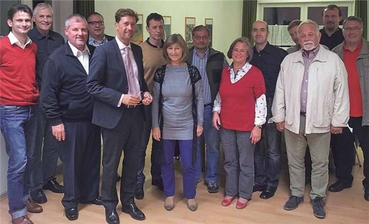 Detlef Odenkirchen neben Manfred Sattler zusammen mit dem Wahlkampfteam der CDU-Brohltal in der „Alten Schule“ in Niederzissen. privat