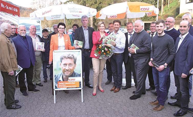 Detlef Odenkirchen zusammen mit Julia Klöckner und dem CDU-Team vor dem Rewe-Markt in Niederzissen.Herr Rübenach