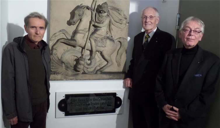 Detlef Schöning, m., und Wolfram Heidelmayer, re., mit dem Künstler Peter Goehlen bei der Enthüllung des Reliefs.STUKO