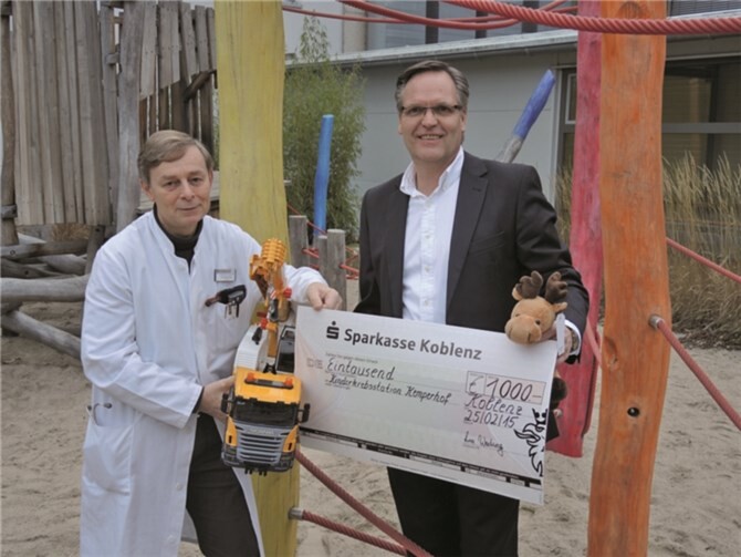 Detlev Both (re.), Mitglied des Betriebsrates von Scania Deutschland, übergab Dr. Rudolf Ferrari, Leitender Oberarzt und Facharzt für Kinder- und Jugendmedizin im Kemperhof, den Spendenscheck in Höhe von 1.000 Euro.privat