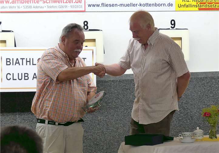 Detlev Goebel (l.) gratulierte als Ortbürgermeister von Wimbach und Vorsitzender des TuWi Adenau zum 50-jährigen Bestehen. Foto: privat