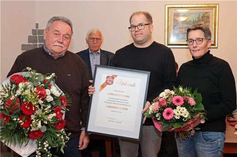 Detlev Goebel (li.) wurde zum Ehrenvorsitzenden ernannt.  Foto: Werner Dreschers
