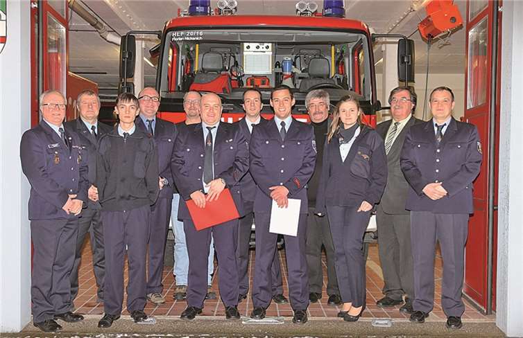 Detlev Leersch, Erich Schwarz, Pascal Feddersen, Sven T. Müller, Thomas Gerhardt, Rouven Bender, Dominik Breuer, Thomas Gesell, Gottfried Busch, Jenny Hanrath, Klaus Bell und Sascha Striebinger vor dem Gerätehaus. privat