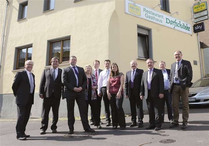 Detlev Leersch, Nickenich; Kaus Bell, Plaidt; Dirk Rohm, Saffig; Hedi Thelen, Plaidt; Georg Moesta, Plaidt; Stefan Bernstädt, Plaidt; Sonja Windheuser-Völlmeke, Saffig; Artur Fuhrmann, Saffig; Rudolf Schneichel, Kruft; Friedhelm Uenzen, Kretz; Karl-Josef Dötsch, Saffig (v.l.n.r.) vor der Dorfschänke Saffig. privat