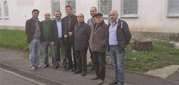 Detlev Pilger (4. v. l.) vor Ort in Koblenz-Lützel: Hier will der Türkische Arbeitnehmerverein unter anderem mehrere Wohnungen renovieren. privat