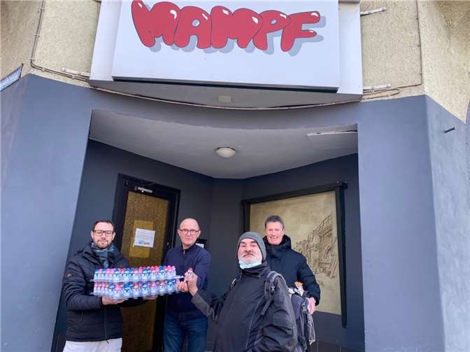 Detlev Pilger, Dr. Thorsten Rudolph MdB und Dennis Feldmann spenden Weihnachtsköstlichkeiten.Foto: privat