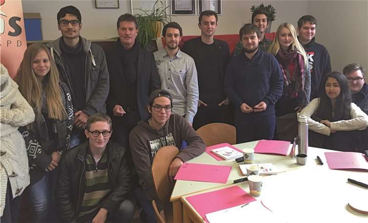 Detlev Pilger, MdB (oben, 3.v.l.) stellte sich den Fragen der Seminarteilnehmer.privat