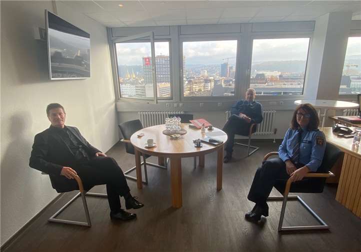 Detlev Pilger im Gespräch mit Polizeipräsidenten Karlheinz Maron und Referentin Fr. Müller. Foto: privat