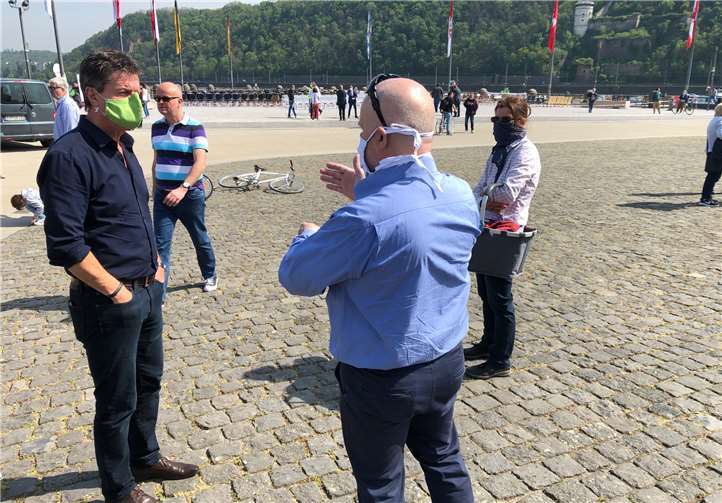 Detlev Pilger in Gespräch während der Aktion „Leere Stühle“.Quelle: Büro von Detlev Pilger (SPD)