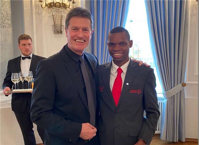 Detlev Pilger mit dem Athletenvertreter Nyasha Derera.Quelle: Büro von Detlev Pilger