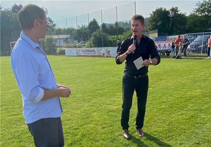 Detlev Pilger überreichte dem Vorsitzenden Cem Ilhan eine Spende.Foto: SPD