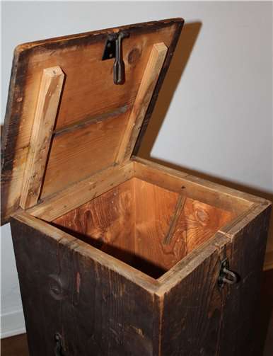 Deutlich erkennbar sind die Schienen für das Brettchen zur Umleitung von Wahlzetteln.Fotos: HG