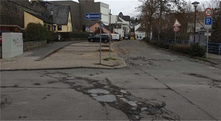 Bäume hätten spätestens in einem Jahr gefällt werden müssen Deutlich erkennbar sind die beschädigte Straße Wasserpförtchen und das gehobene Pflaster. Foto: Benjamin Franzen/Stadt Mayen