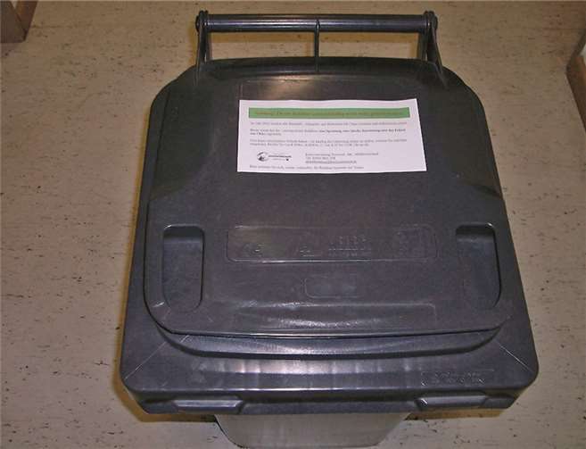 Deutlich gekennzeichnete „Problemtonne“. Laut Aufkleber ist eine Rückmeldung bei der Kreisverwaltung Neuwied erforderlich, damit die Entleerung zukünftig sichergestellt ist. Kreisverwaltung Neuwied