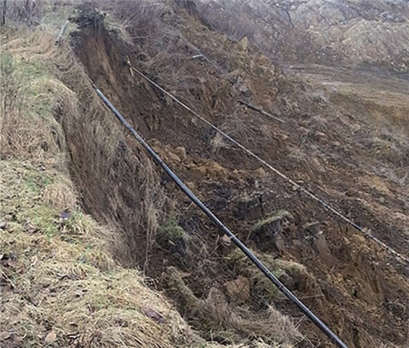 Deutlich sichtbar sind die frei hängenden Telefonkabel in der Grube. privat