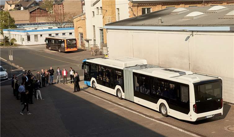 Deutlich zu erkennen ist, dass sich das Gastanks auf dem Dach des Fahrzeugs befinden.Fotos: evm/Thomas Frey
