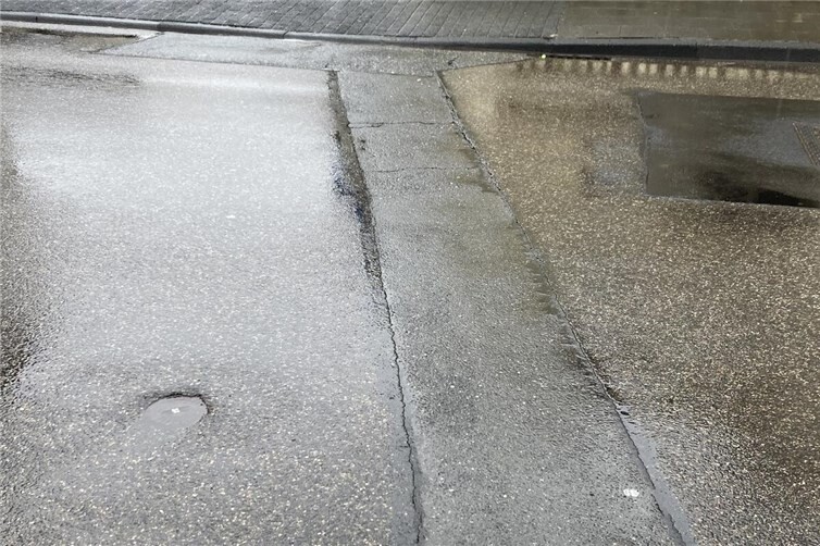 Deutlich zu sehen, der abgesackte Graben