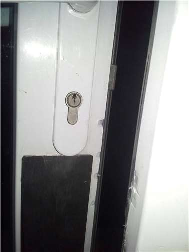 Deutliche Einbruchsspuren an der Türe des Seiteneingangs zum Tierheim in Andernach. Fotos: Tierheim Andernach / facebook