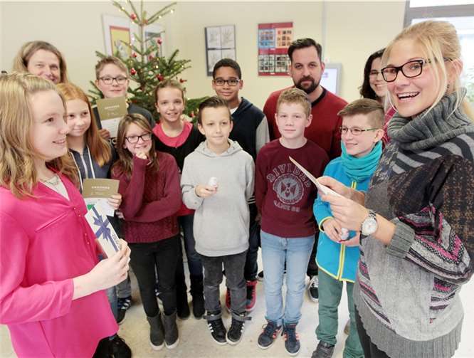 Deutsch-Fachleiterin Laura Grünewald-Buschmann (rechts) überreicht Miriam Faust (links) den Gewinn in Form eines Buchgutscheins. privat
