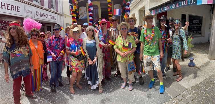 Rheinbrohler Delegation erlebt unvergessliches Stadtfest in Bourcefranc-Le Chapus Deutsch-Französische Hippie-Gruppe beim Umzug. Foto: privat