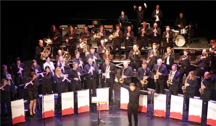 Deutsch-französisch auch am Abend. Die Musiker begeisterten das Publikum mit Swing und Jazz im gut besuchten Konzertsaal „Théâtre des Sources“.Foto: privat