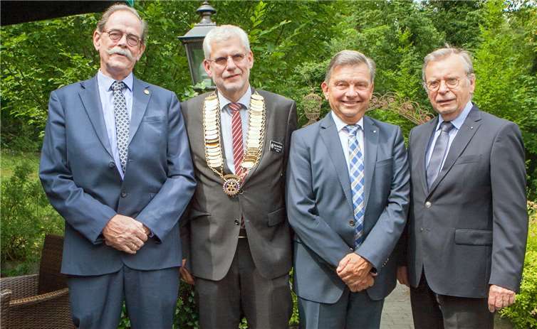Deutsch-niederländisches Präsidentenquartett bei Rotary: Der bisherige Präsident des Rotary-Clubs Bonn-Rheinbach, Dr. Hans Sangenstedt (rechts), übergab die Amtskette an seinen Nachfolger Hans Rieck (Zweiter von links). Es gratulierten der amtierende Präsident des niederländischen Rotary-Clubs Sittard-Geleen Deux Villes, Rob van Kempen (Zweiter von rechts), und sein Nachfolger Dick van Rossum.JOST
