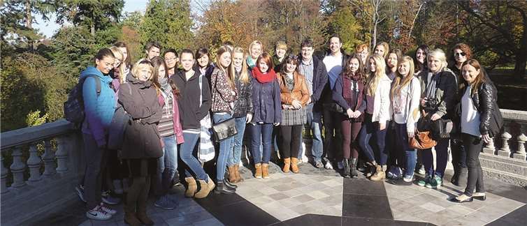 Deutsch-polnische Projektgruppe genießt traumhaftes Wetter auf dem Schlossbalkon in Goluchow.privat