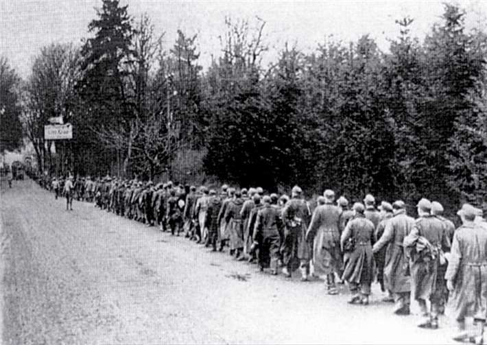 Deutsche Kriegsgefangene auf der B9 am ehemaligen Sinziger Freibad.