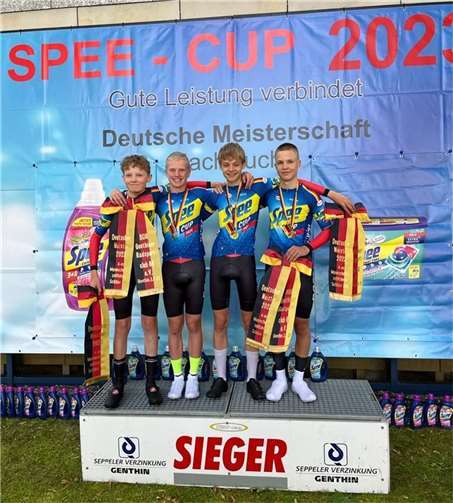 Deutsche Meister 4er Mannschaftszeitfahren U15 im DM-Trikot des Hauptsponsors von links Mats Harneke, Jonathan Stobbe, Oskar Schulze-Hesselbach, Mika Lohmar.  Fotos: RSC Rheinbach