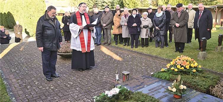 Deutsche und Tschechen gemeinsam am Grab von P. Richard Henkes in Limburg.Timo Michael Kessler