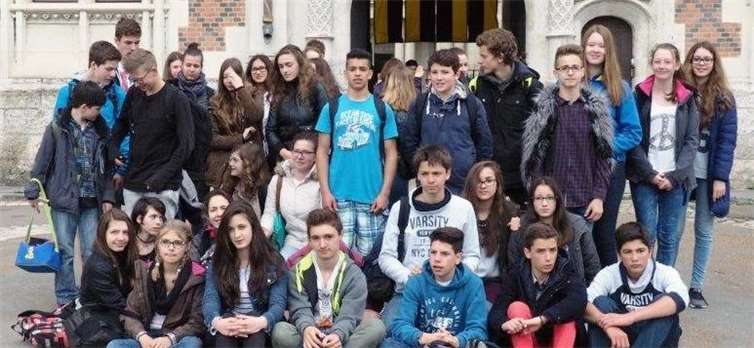 Deutsche und französische Schüler bei einer Exkursion in Frankreich. privat