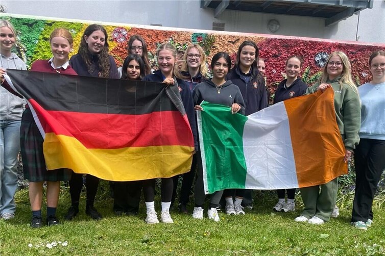 Deutsche und irische Schüler zeigen Flagge: Begegnung, Offenheit und europäischer Austausch standen im Mittelpunkt der Erasmus+-Woche in Naas.