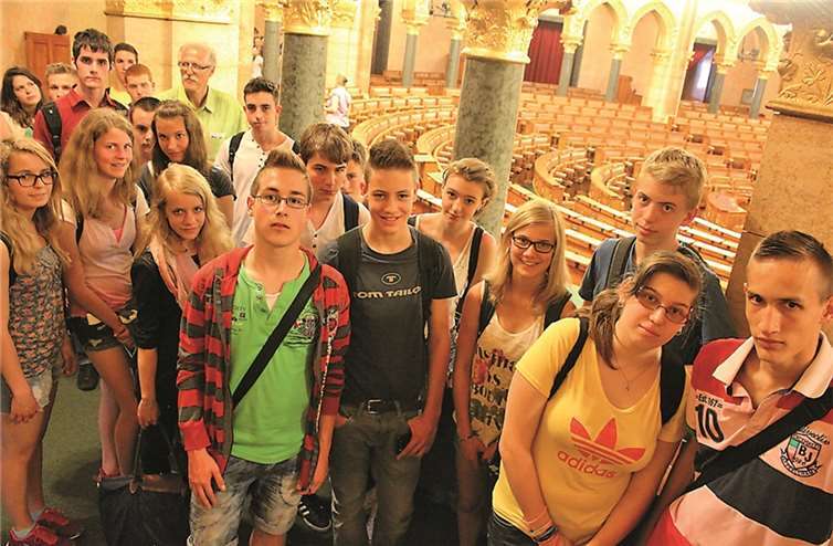 Deutsche und ungarische Schülerinnen und Schüler im ungarischen Parlament in Budapest. privat