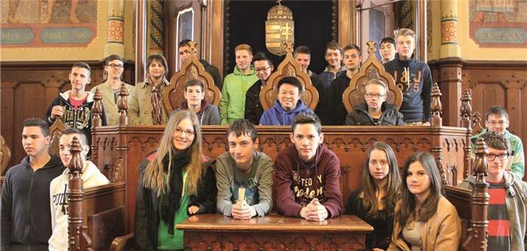 Deutsche und ungarische Schülerinnen und Schüler im Rathaus von Kecskemét. privat
