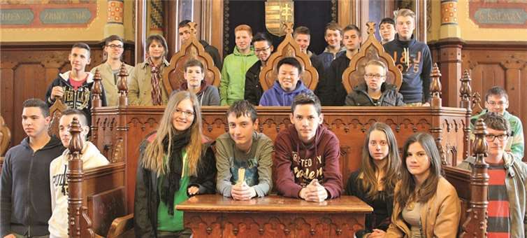 Deutsche und ungarische Schülerinnen und Schüler im Rathaus von Kecskemét. Privat
