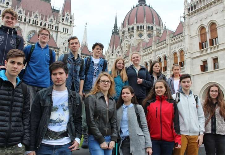Deutsche und ungarische Schülerinnen und Schüler vor dem ungarischen Parlament in Budapest. Privat