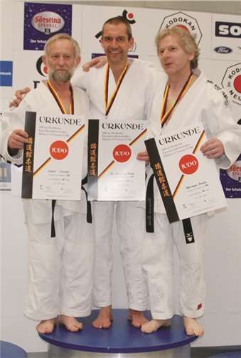 Deutscher Meister 2014: Dr. Wolfgang Röser, Vorsitzender des JC Maifeld e.V. (M.), bei der Siegerehrung der Offenen Deutschen Meisterschaften im Judo Ü30.privat