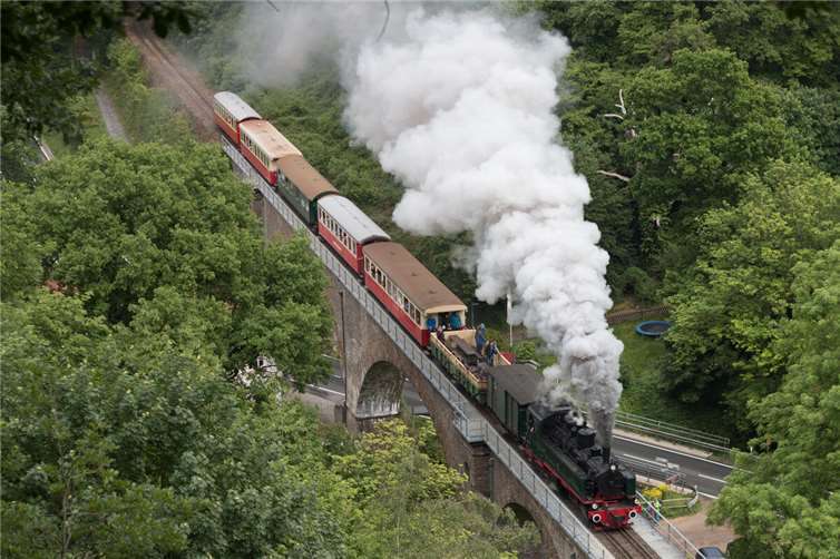 Deutschlands Dampfbahnen starten in die Sommersaison 2025 – wie hier der „Vulkan-Expreß“ mit der knapp 120 Jahre alten Mallet-Dampflokomotive 11sm. Foto: Ulrich Clees