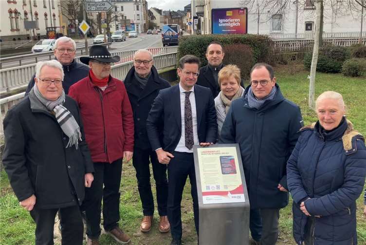 Dezernent Schneider (2.v.r.) und Amtsleiter Heisser (3.v.l.) mit Rats- und Ausschussmitgliedern bei der enthüllten Stele. Foto: Stadt Koblenz/Thomas Knaak
