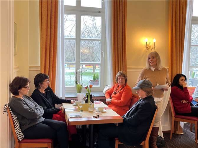 Dezernentin Theis-Scholz (stehend) im Kreise einiger Kulturschaffender. Foto: Stadt Koblenz/Tanja Nikolay