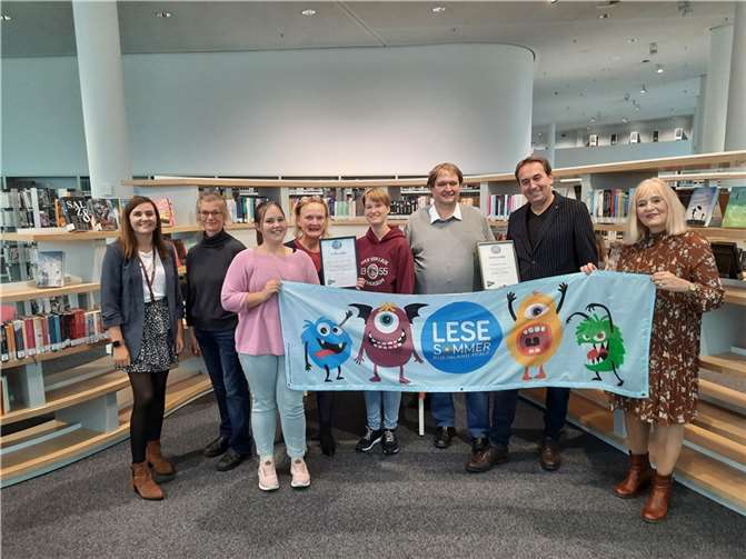 Dezernentin für Bildung und Kultur Margit Theis-Scholz (rechts), Bibliothekarin Nathalie Roschmann (links), die Vorsitzende des Fördervereins Lesen und Buch Marie-Theres Schwaab (2. von links) zusammen mit Vertretern der erfolgreichen „Schulen“ Max-von-Laue-Gymnasium und Grundschule Güls: Beate Kabisreiter, Frank Zimmerschied und Peter Degen. Quelle: Stadt Koblenz