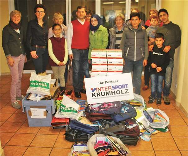 Di Flüchtlingskinder freuen sich über ihre Erstausstattung an Schulmaterial. privat