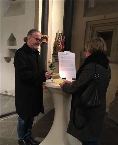 Diakon Bernd Hammes steht auf Anfrage Besuchern des Trauerrundgangs in der Stiftskirche Münstermaifeld für Gespräche zur Verfügung.