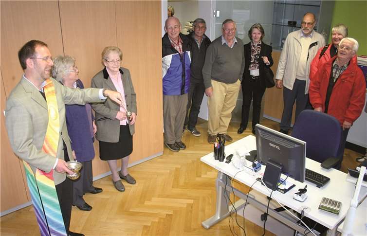 Diakon Bernhard Stahl, geistlicher Beirat des SKFM, segnete die neuen Räumlichkeiten im Rahmen einer kleinen Andacht ein.